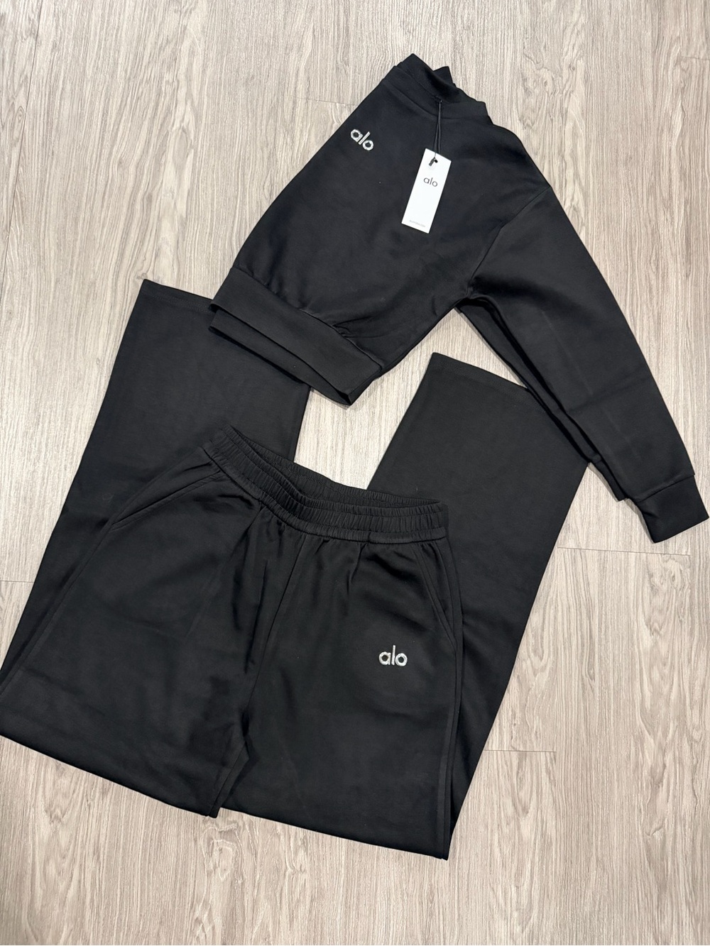 ALO Yoga Women  Black Sweatshirt & Sweatpants Set